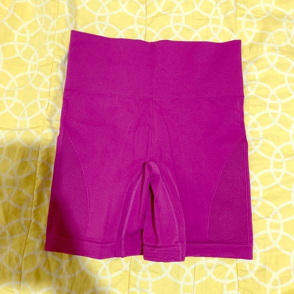Size 4 lululemon workout shorts - Picture 1 of 5